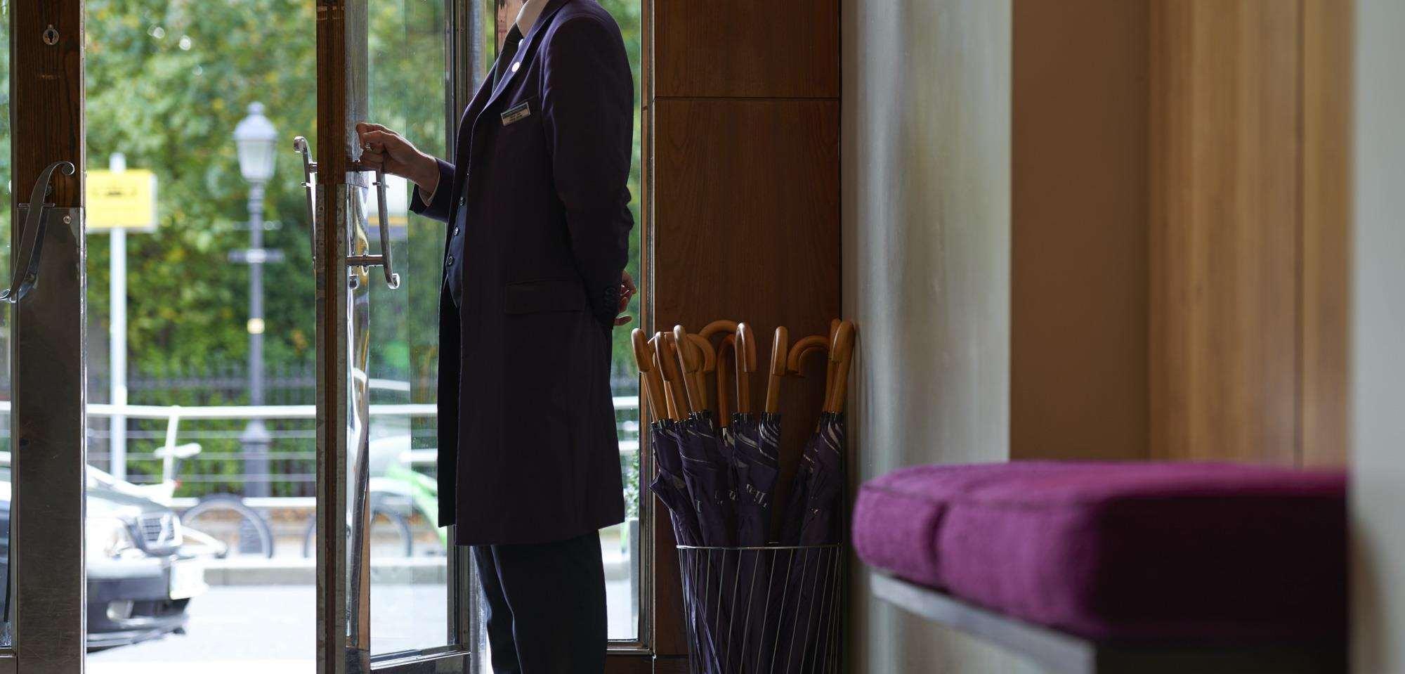 فندق ذه فيتسويليام دبلن المظهر الخارجي الصورة A doorman at a hotel