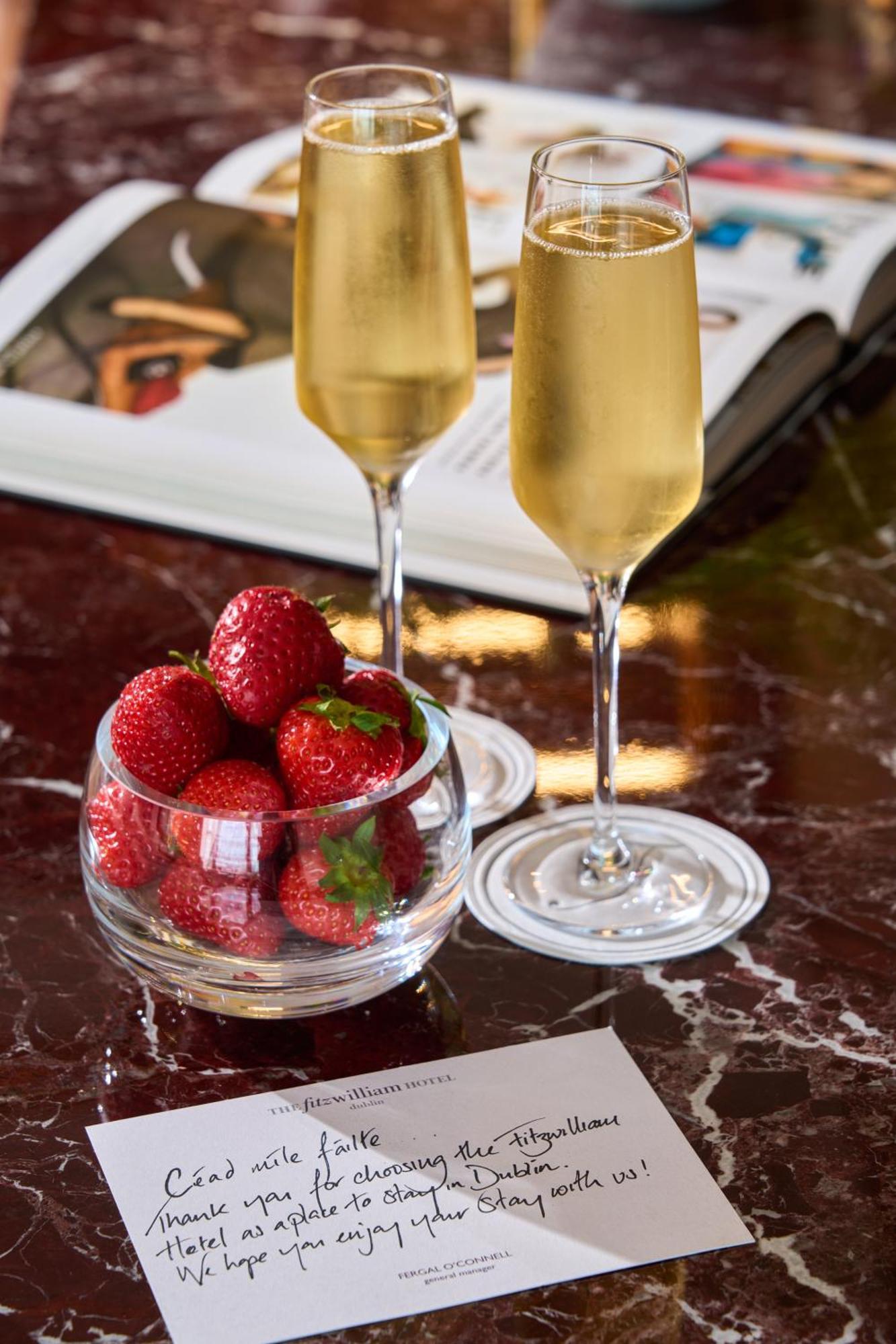 فندق ذه فيتسويليام دبلن المظهر الخارجي الصورة Champagne and strawberries