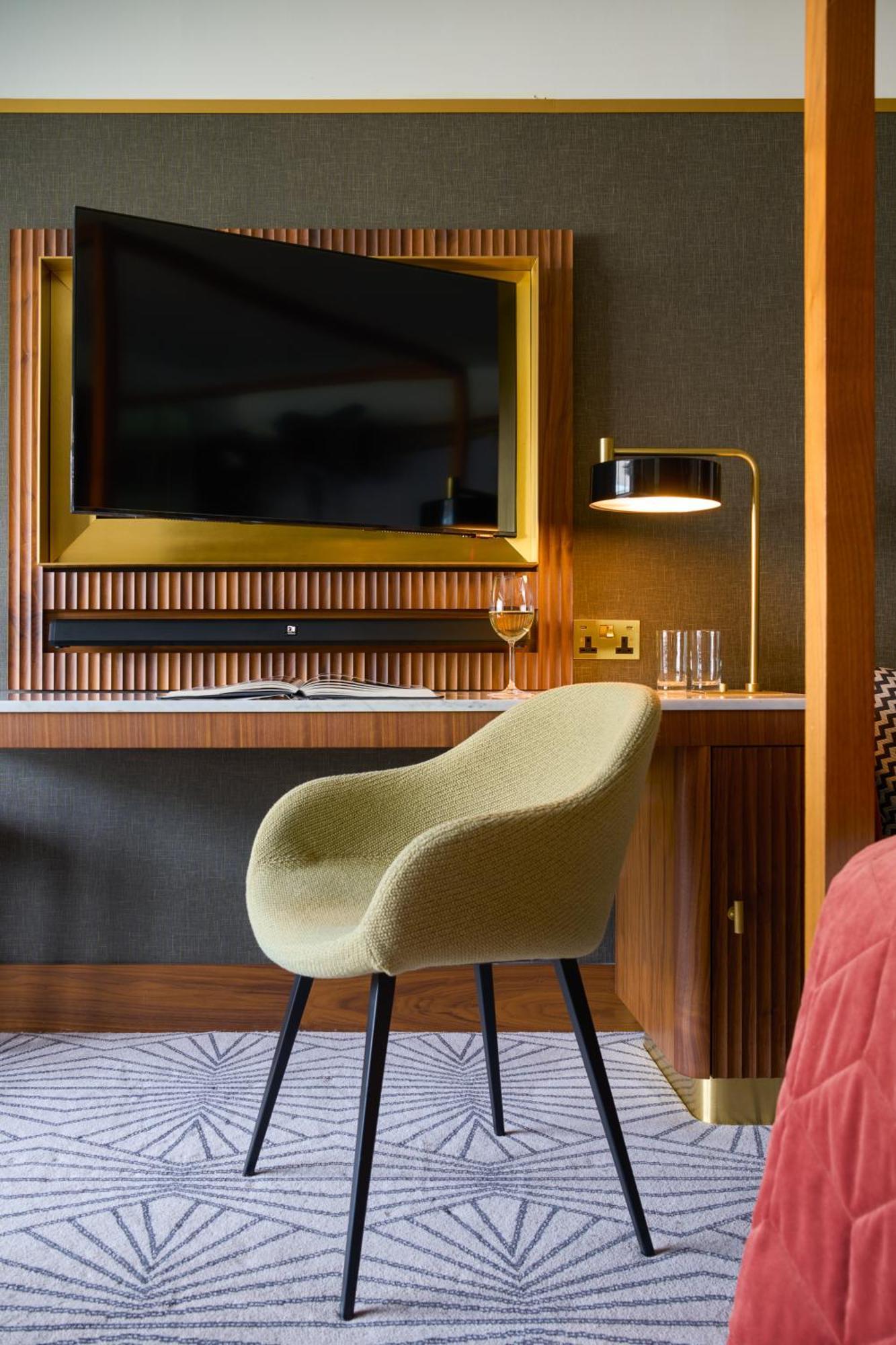 فندق ذه فيتسويليام دبلن المظهر الخارجي الصورة A chair in a hotel room