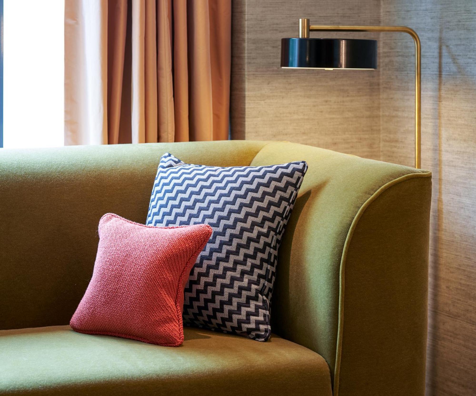 فندق ذه فيتسويليام دبلن المظهر الخارجي الصورة A sofa with cushions