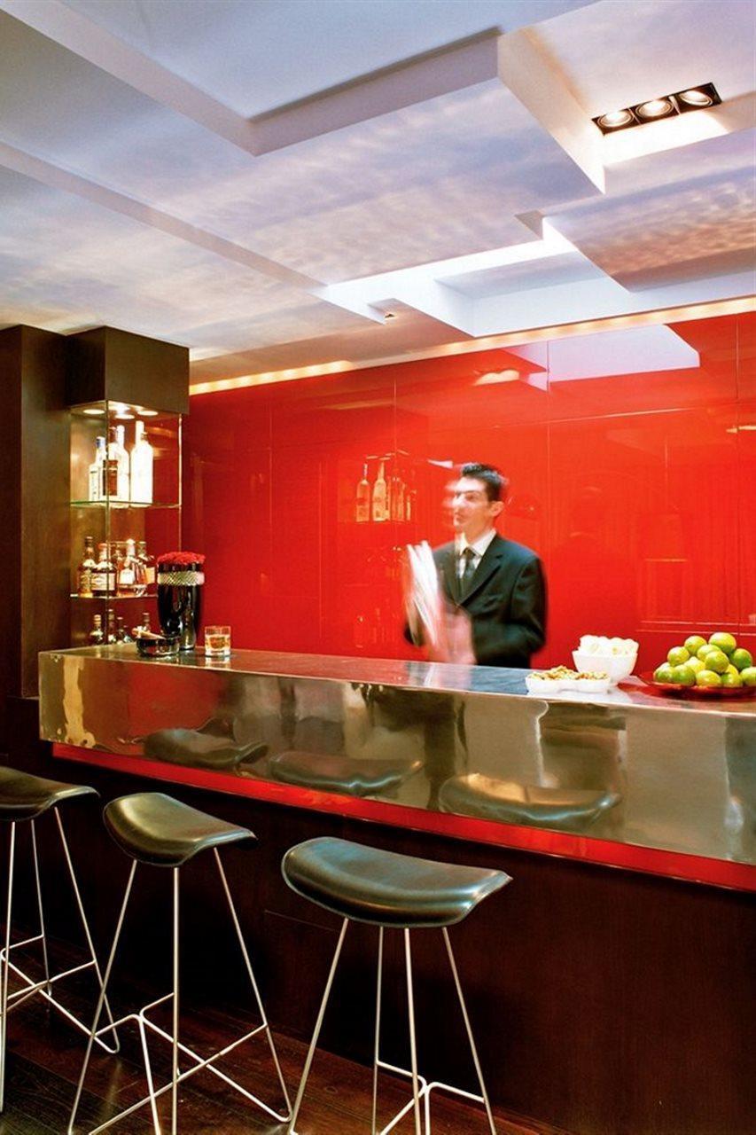 فندق ذه فيتسويليام دبلن المطعم الصورة A bartender at work
